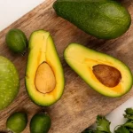 naita-elintarvikkeita-ja-vitamiineja-ei-pitaisi-yhdistaa-avokadojen-kanssa-tassa.webp.webp